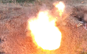 (影) 大型「炸地鼠」現場！無人機鑽俄地洞 多孔爆炸齊冒煙 克里米亞S-400再挨轟