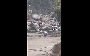 (影) 四川突發土石流！ 高速公路橋樑被沖垮掉3車、村莊沖毀 2遇難17失聯