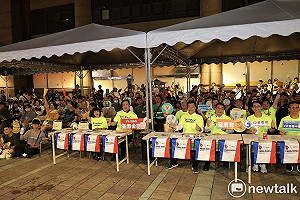 奧運羽球金牌戰登場  黃偉哲與民眾一起看轉播為麟洋配加油