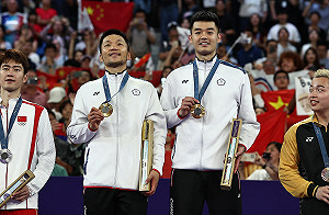 麟洋配奪冠全場齊唱國旗歌！中國運動員站頒獎台尷尬聽歌畫面再現