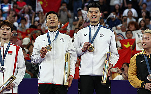 麟洋配奪冠全場齊唱國旗歌！中國運動員站頒獎台尷尬聽歌畫面再現