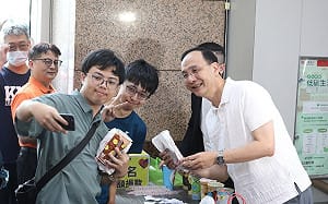 發雞排慶「麟洋配」連霸 朱立倫：國旗歌響起的感動是全國心聲　