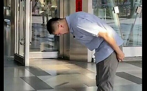 謝國樑鞠躬哈腰能躲罷免？沈富雄｢看不起｣：可憐之人必有可恨之處