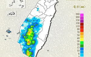 大雷雨狂轟！「2縣市」一級淹水警戒 高雄累積雨量已破百