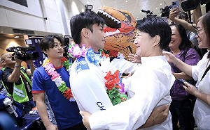 盧秀燕又到桃機！這回沒去美國 親自接機還抱了柔道男神