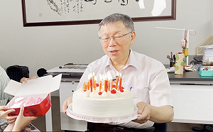 迎65歲生日！有檢調上門？柯文哲曝：被通知領敬老卡