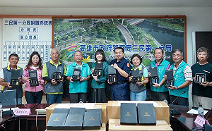 鄭孟洳捐贈多功能防身器 助力社區巡守隊治安協防