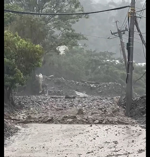 (影)豪雨特報!南投東埔村驚傳土石流 信義鄉長直擊投95線淹沒路面