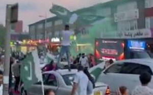 (影) 這還是英國街頭嗎！到處都是外國旗 曼徹斯特等多地爆衝突 移民暴打當地人