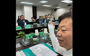 民進黨中常會爆「中指事件」? 張宏陸向王義川比「這支」 網笑:只是秀傷勢