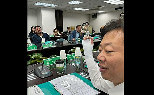 民進黨中常會爆「中指事件」? 張宏陸向王義川比「這支」 網笑：只是秀傷勢