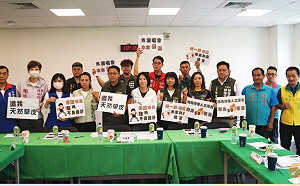 台南市體育局太奇葩！亞太棒球場硬改人工草皮 藍綠議員罕見齊抗議