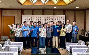 率團拜會沖繩縣知事　周春米憶與父親同遊往事