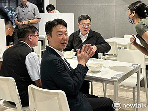 重視國手與體育產業 卓榮泰、陳世凱赴吳詩儀家麵店恭賀奪牌