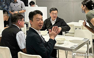 重視國手與體育產業 卓榮泰、陳世凱赴吳詩儀家麵店恭賀奪牌