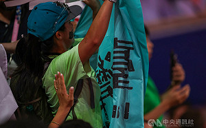 林郁婷奪金插曲 女拳迷手持台灣獨立布條遭驅趕