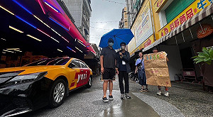 呼籲省思「行人地獄」交通議題   高雄高中生行動藝術上街頭