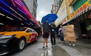 呼籲省思「行人地獄」交通議題   高雄高中生行動藝術上街頭