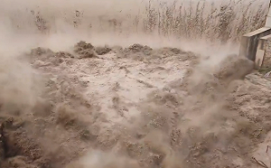 (影) 中國天災仍肆虐! 陕西爆發30年來最大洪水 河南突發山體滑坡