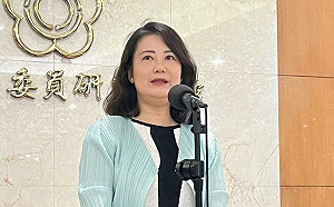 小草因柯文哲陷假帳政治風暴崩潰 綠黨團：可以當「回頭草」了 