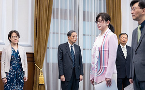 接棒吳志中派駐法國 郝培芝完成宣誓近日啟程