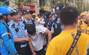 (影) 西湖外賣小哥暴動了！傳保全命送貨員下跪引數百人抗議 大批特警出動鎮暴