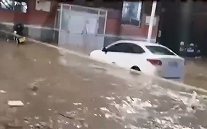 (影) 天打雷劈又水淹! 江蘇涼亭雷擊6死10傷 承德、延安暴雨車被沖走