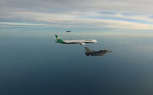 圖輯》歡迎奧運英雄回家！ 空軍派F-16V施放熱焰彈一同伴飛  國手拿手機拍下難得畫面 