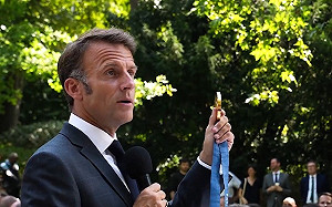 政治休戰隨奧運閉幕結束 馬克宏可能用憲法漏洞死撐