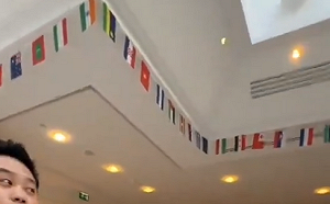 (影) 什麼? 竟然沒掛五星旗，送你們一面 不要?! 陸五毛在巴黎長榮酒店碰釘子 氣到退房