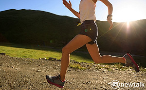 運動後狂灌水恐釀水中毒！國健署曝健康補水3關鍵