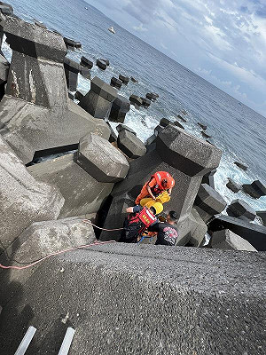 (影)墾丁後壁湖海域傳意外 3潛客溺水「卡消波塊」 1女送醫不治