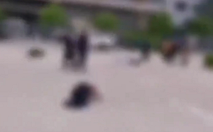 (影) 遭解雇蓄意撞人報復！廣東工廠8人被撞翻 北京司機撞人後還故意再輾過