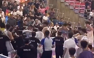 (影) 中美大型打架現場曝光！新疆男籃與美球隊發生激烈衝突 比賽中斷