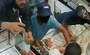 搶我珠寶就跟你拼命! 遇4匪持槍搶劫 印度勇店主用1根木棍打退