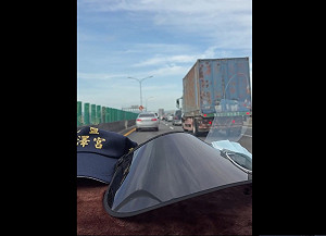 (影)清晨大地震 台74線上貨櫃車左右晃 嚇壞一旁小車駕駛