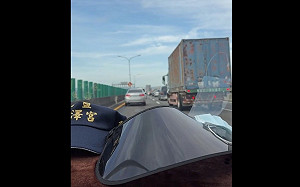 (影)清晨大地震 台74線上貨櫃車左右晃 嚇壞一旁小車駕駛