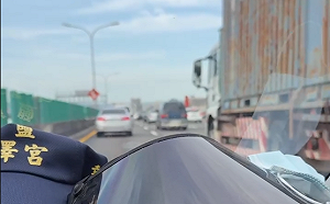 上班遇強震錄到貨櫃車左右晃 「冠軍帽」在車上保平安