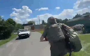 (影) 隨軍記者差很大！烏淡定在俄首播 俄直播一半忙逃命 還發現自家炸彈轟的大彈坑 