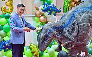 行政院親子日！邀特別來賓「恐龍」現身 卓揆和小朋友擊掌