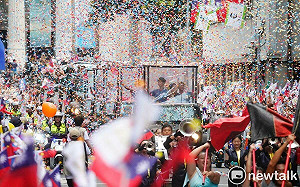 現場直擊》巴黎奧運選手大遊行 民眾在英雄谷尖叫揮手向奧運選手致敬