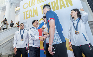 賴清德與林郁婷、王齊麟等人自拍 大讚陳念琴歡樂又活力