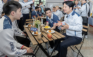 莊智淵與賴清德聊桌球 開心帶著林昀儒、高承睿登上奧運