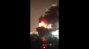 江蘇南通航母大火!前蘇聯明斯克號突遭烈焰吞噬 現場黑煙沖天