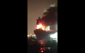 江蘇南通航母大火！前蘇聯明斯克號突遭烈焰吞噬 現場黑煙沖天