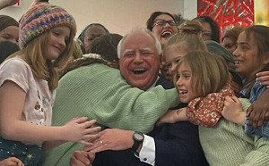 得利於新鮮感 賀錦麗搭檔華茲好感度大勝萬斯