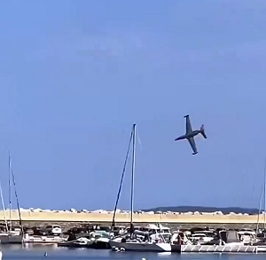 (影)法國紀念二戰航空秀 退役教練機特技表演墜海畫面曝光