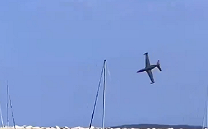 (影)法國紀念二戰航空秀 退役教練機特技表演墜海畫面曝光