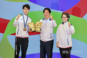 林郁婷送簽名金色拳擊手套  賴總統回禮專屬登機箱