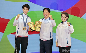 林郁婷送簽名金色拳擊手套  賴總統回禮專屬登機箱